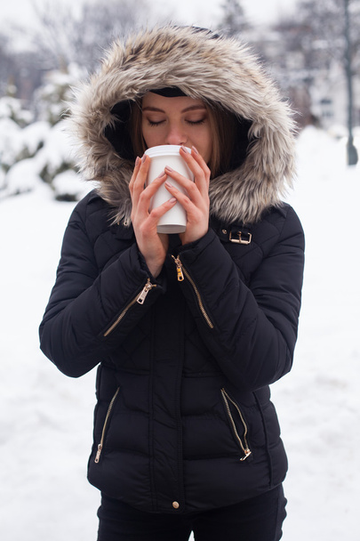 Winter, vrouw en warme drank - Foto, afbeelding