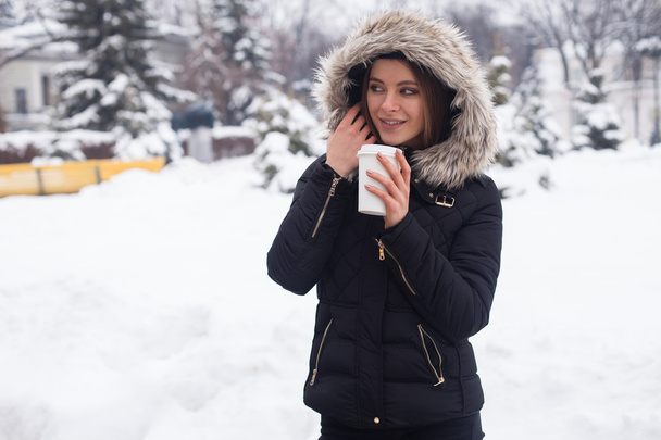 Зима, жінка і гарячий напій
 - Фото, зображення