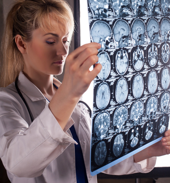 Lääkäri nainen pitelee MRI
 - Valokuva, kuva