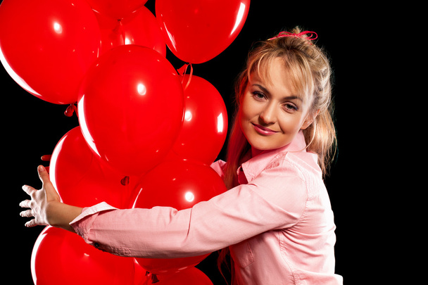 Mujer bonita en blusa con globos rojos
 - Foto, Imagen