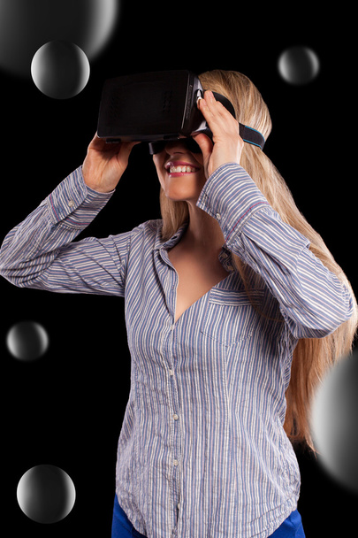 femme en réalité virtuelle casque - Photo, image