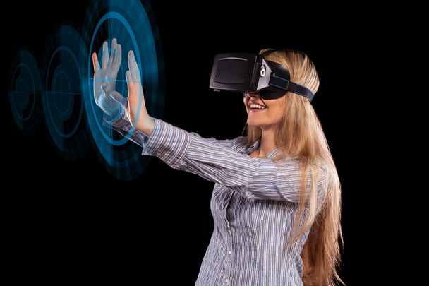 mujer en auriculares de realidad virtual - Foto, Imagen