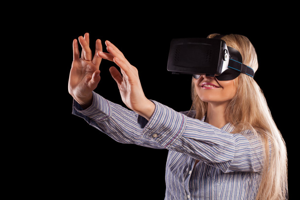žena ve sluchátkách virtuální reality - Fotografie, Obrázek