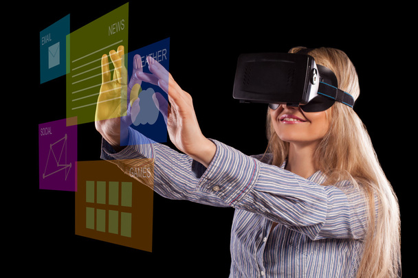 mujer en auriculares de realidad virtual - Foto, imagen