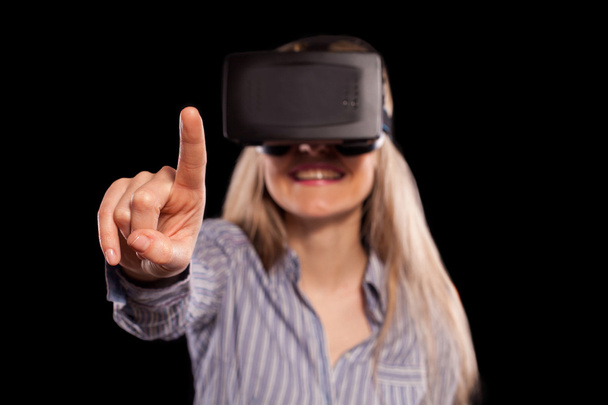 kobieta w wirtualnej rzeczywistości zestaw słuchawkowy - Zdjęcie, obraz