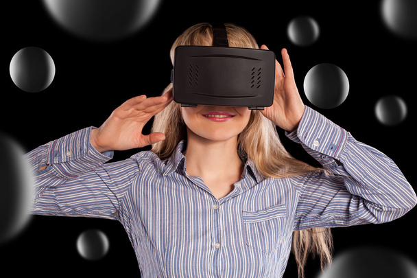 kobieta w wirtualnej rzeczywistości zestaw słuchawkowy - Zdjęcie, obraz