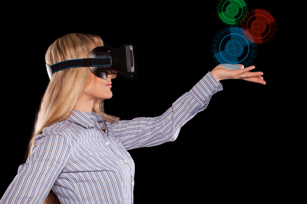 donna in realtà virtuale auricolare - Foto, immagini