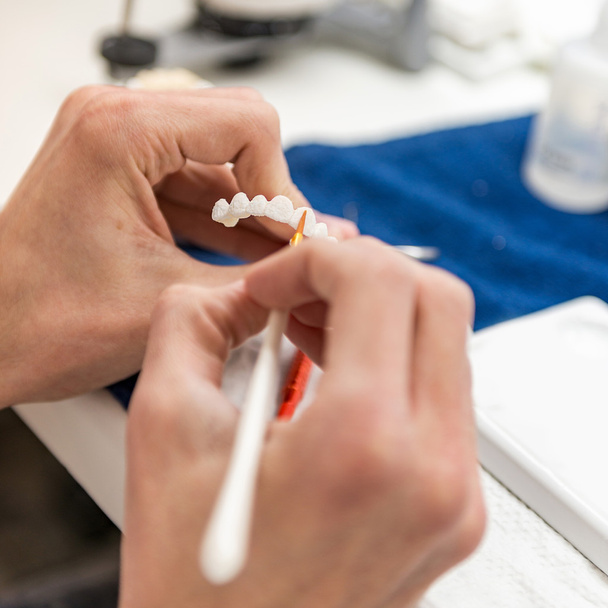 стоматолог, работающий с зубными протезами
 - Фото, изображение