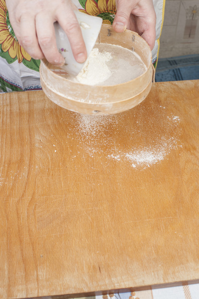 女子はパイを焼く前に準備の小麦粉を手します。 - 写真・画像