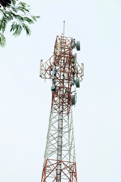 Σταθμός βάσης δορυφορικού πυλώνα. Δορυφορικό πιάτο - Φωτογραφία, εικόνα