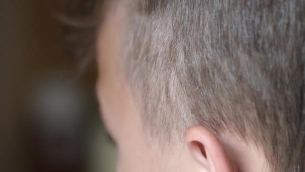 Junge Haarschnitt kurze Haare - Filmmaterial, Video