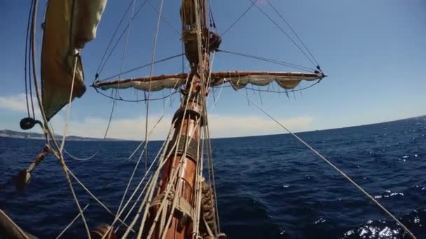 stary statek żaglowy machając w głębokim błękitnym morzu  - Materiał filmowy, wideo