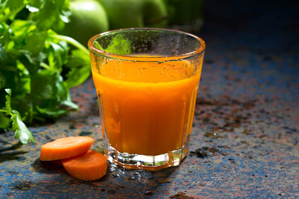glass of fresh carrot juice - Foto, afbeelding
