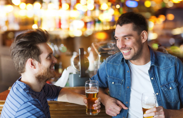 happy male friends drinking beer at bar or pub - Foto, Imagem