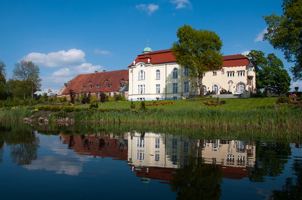 Palacio restaurado junto al lago en Trzyglow, Polonia
 - Foto, Imagen