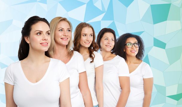 группа счастливых женщин в белых футболках - Фото, изображение