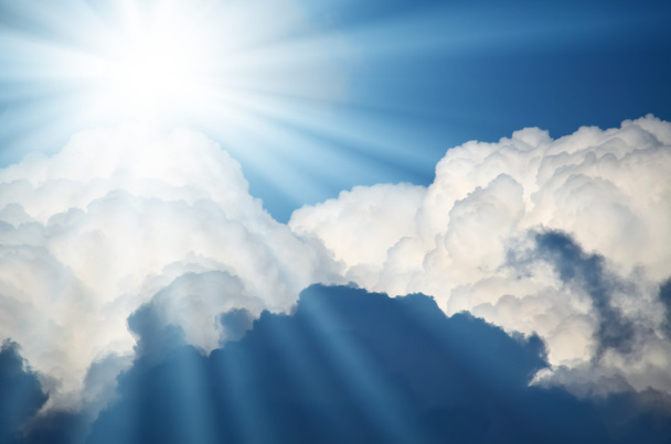 Яркое солнце светит среди белых облаков
 - Фото, изображение