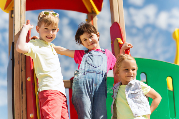 gruppo di bambini felici nel parco giochi per bambini
 - Foto, immagini