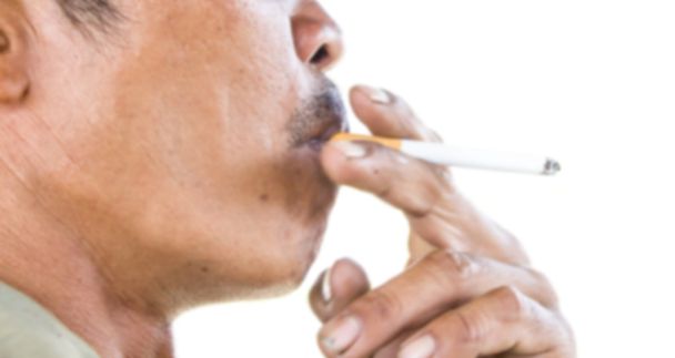 Mann raucht Zigarette, Bild verschwimmt Stil - Foto, Bild
