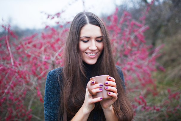 woman with a cup of tea - Fotoğraf, Görsel