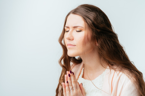 jonge vrouw bidt - Foto, afbeelding