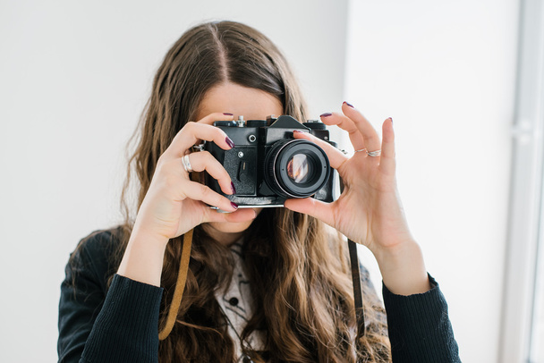μελαχρινή κοπέλα με κάμερας ρετρό - Φωτογραφία, εικόνα