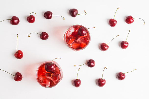 Red cocktail with cherry - Foto, Bild