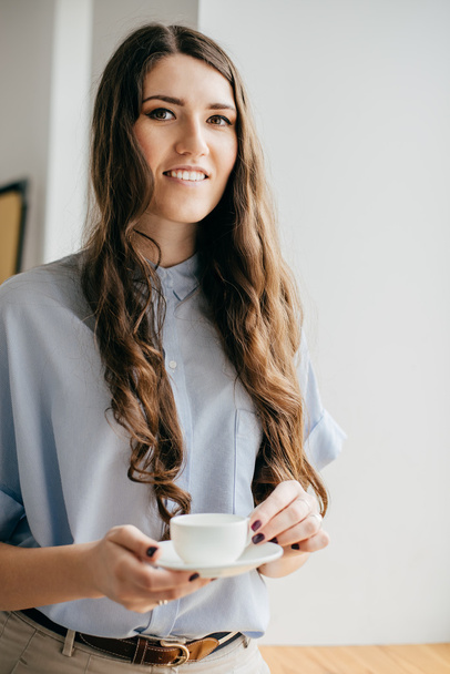 Femme avec tasse de café
 - Photo, image