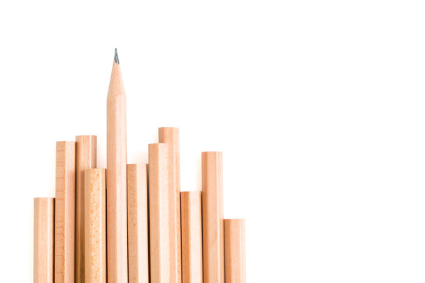 Stojak na białym tle ostry ołówek spośród innych brązowy ołówki - Zdjęcie, obraz