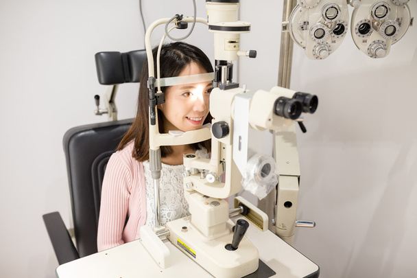 Kadının göz testi optik Kliniği yapması - Fotoğraf, Görsel