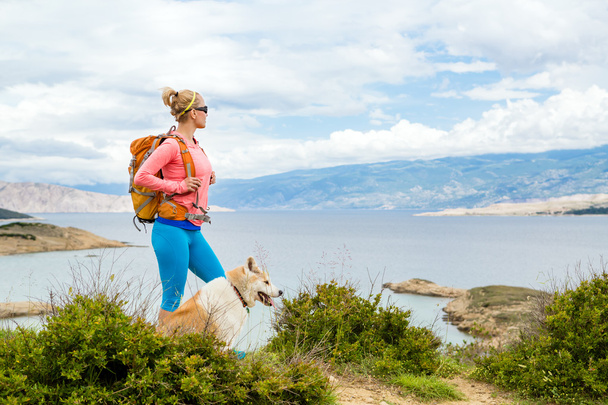 Randonnée pédestre femme avec chien sur le sentier balnéaire
 - Photo, image