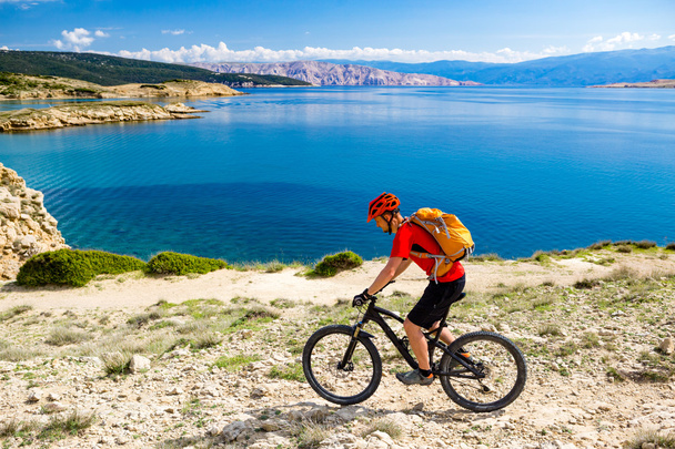 Dağ bisikletçinin yaz sahil bisiklet sürme - Fotoğraf, Görsel