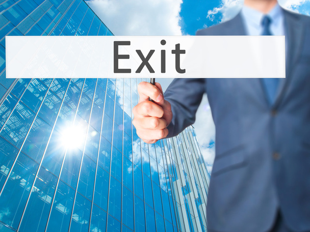 Exit - Рука бізнесмена тримає знак
 - Фото, зображення