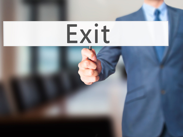 Exit - Рука бізнесмена тримає знак
 - Фото, зображення