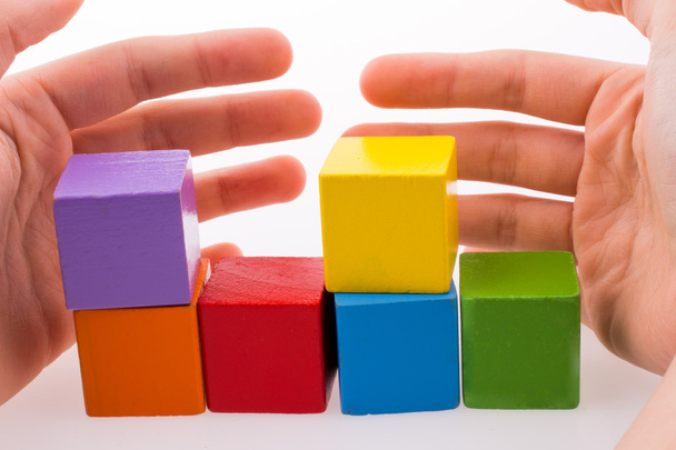 Рука грає з кубиками
 - Фото, зображення