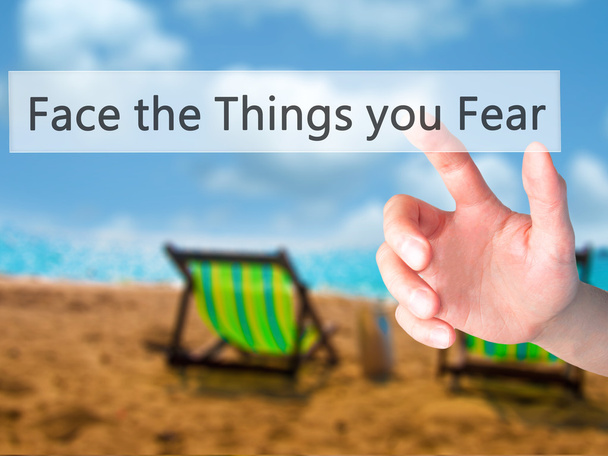 Enfrentar as coisas que você teme - Mão pressionando um botão no bac borrado
 - Foto, Imagem