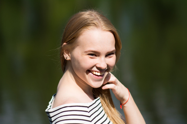 Nuoren hymyilevän tytön muotokuva
 - Valokuva, kuva
