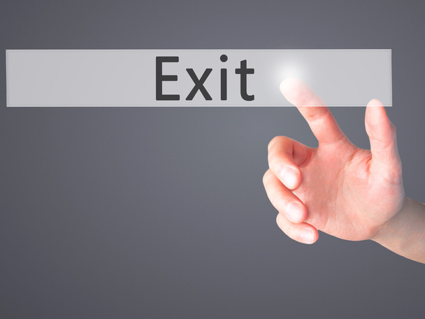 exit - Handdrücken einer Taste auf verschwommenem Hintergrundkonzept auf v - Foto, Bild