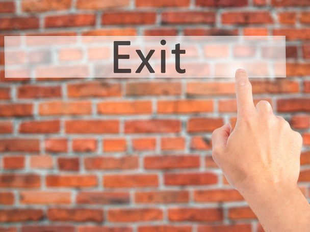 Exit - kéz egy gomb lenyomásával elmosódott háttér koncepció v - Fotó, kép
