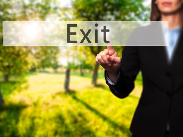 exit - Geschäftsfrau drückt Taste auf Touchscreen interf - Foto, Bild