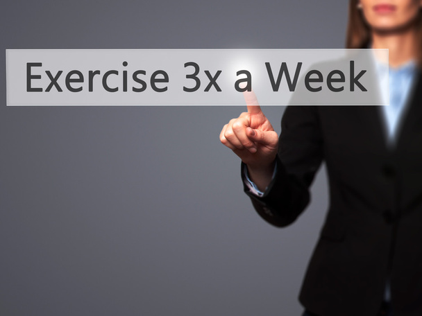 Ejercicio 3x a la semana - Empresaria pulsando el botón de mano en el tacto
 - Foto, imagen