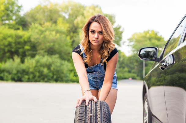 Menina sexy nova, rodas pneu do carro
 - Foto, Imagem