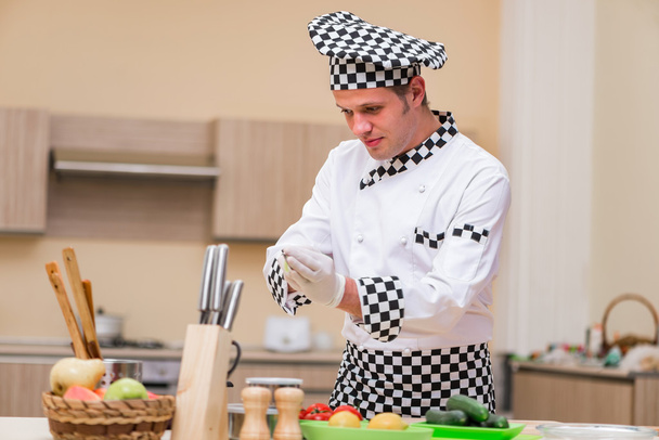 Mężczyzna kucharz przygotowywania posiłków w kuchni - Zdjęcie, obraz