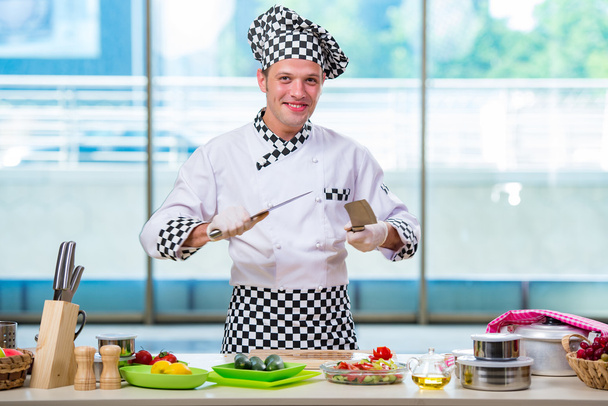 Мужской повар готовит еду на кухне
 - Фото, изображение