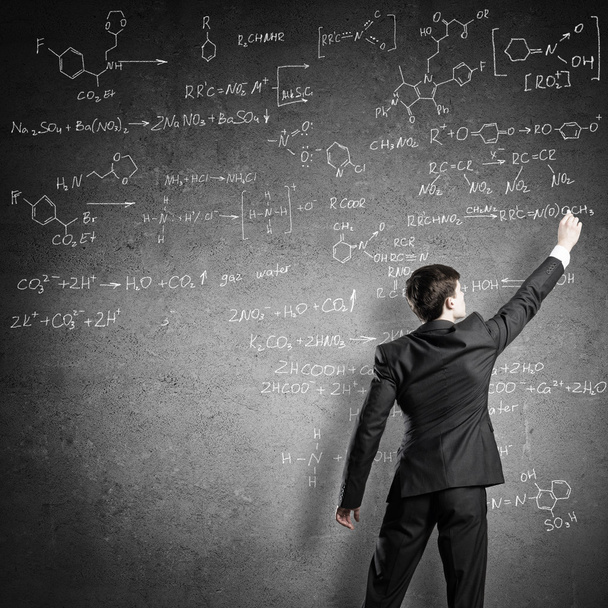 Científico escribir fórmulas en pizarra
 - Foto, Imagen
