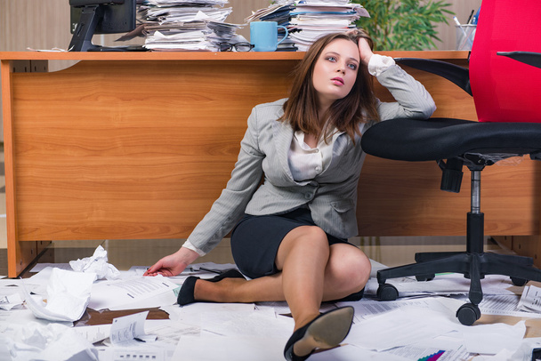 Imprenditrice sotto stress che lavora in ufficio
 - Foto, immagini