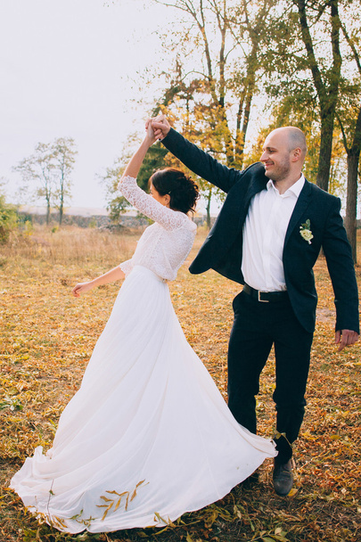 Mariés dans le parc d'automne
 - Photo, image