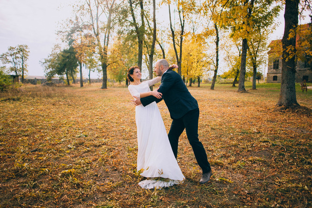 Recém-casados no parque de outono
 - Foto, Imagem
