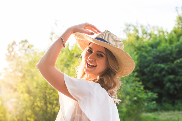 ファッション、幸福とライフ スタイルのコンセプト - 夏のアウトドアを楽しむ帽子で美しい女性. - 写真・画像