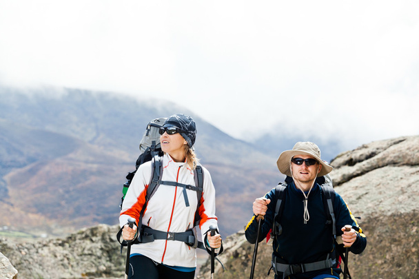 pareja de senderismo en las montañas
 - Foto, imagen